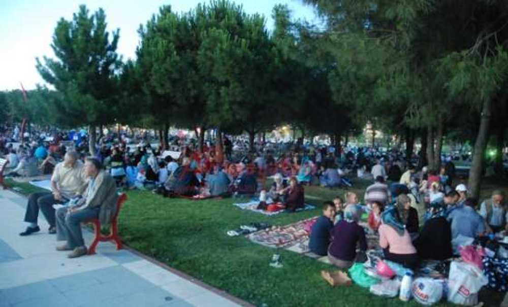 Cumhuriyet Parkında Kadir Gecesi Coşkusu