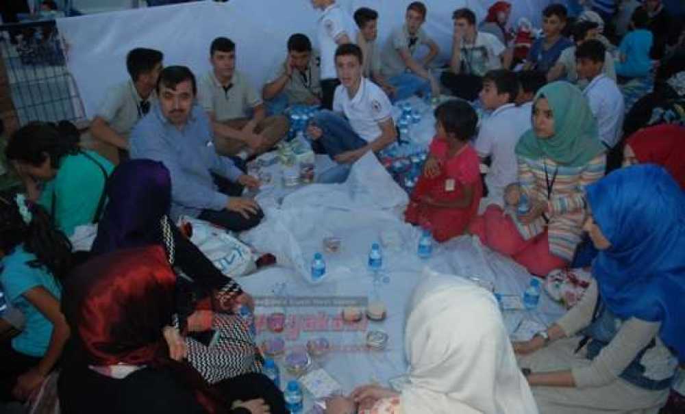 Cumhuriyet Parkında Kadir Gecesi Coşkusu