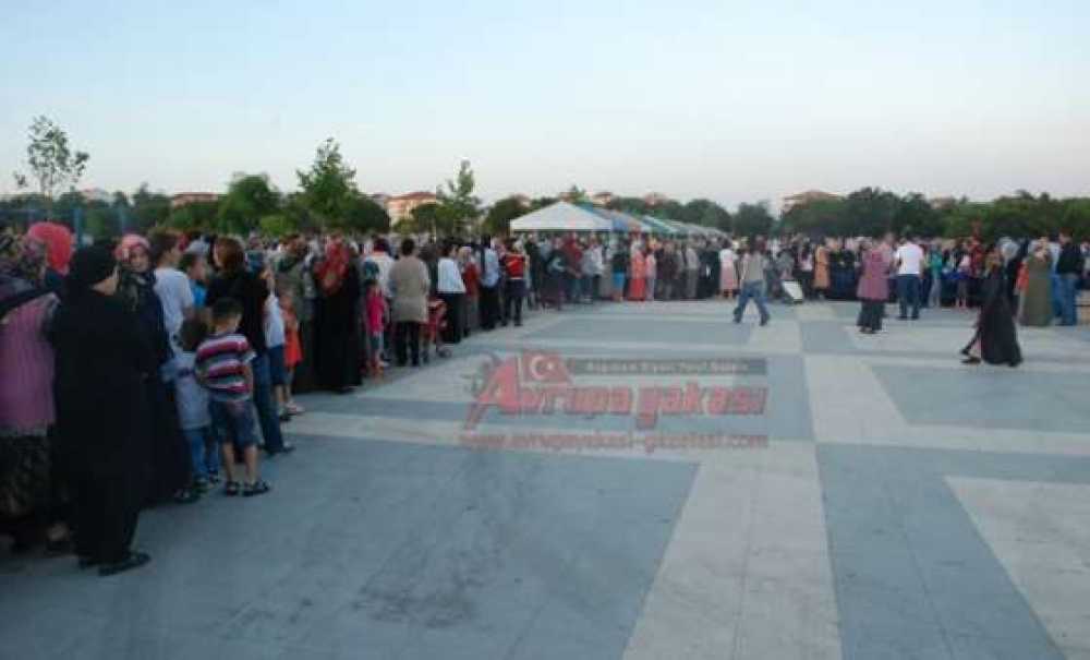 Cumhuriyet Parkında Kadir Gecesi Coşkusu