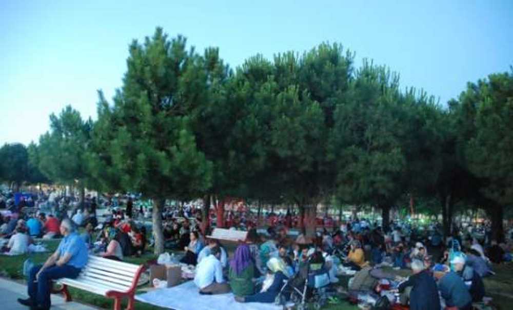 Cumhuriyet Parkında Kadir Gecesi Coşkusu