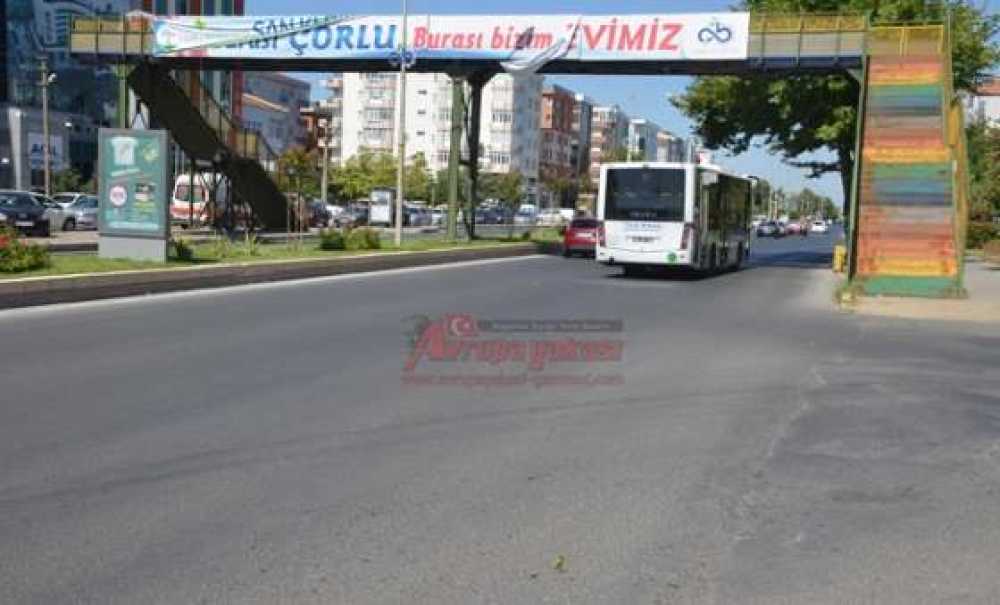 Rengarenk Boyanan Üst Geçit Merdivenleri Bakım Bekliyor