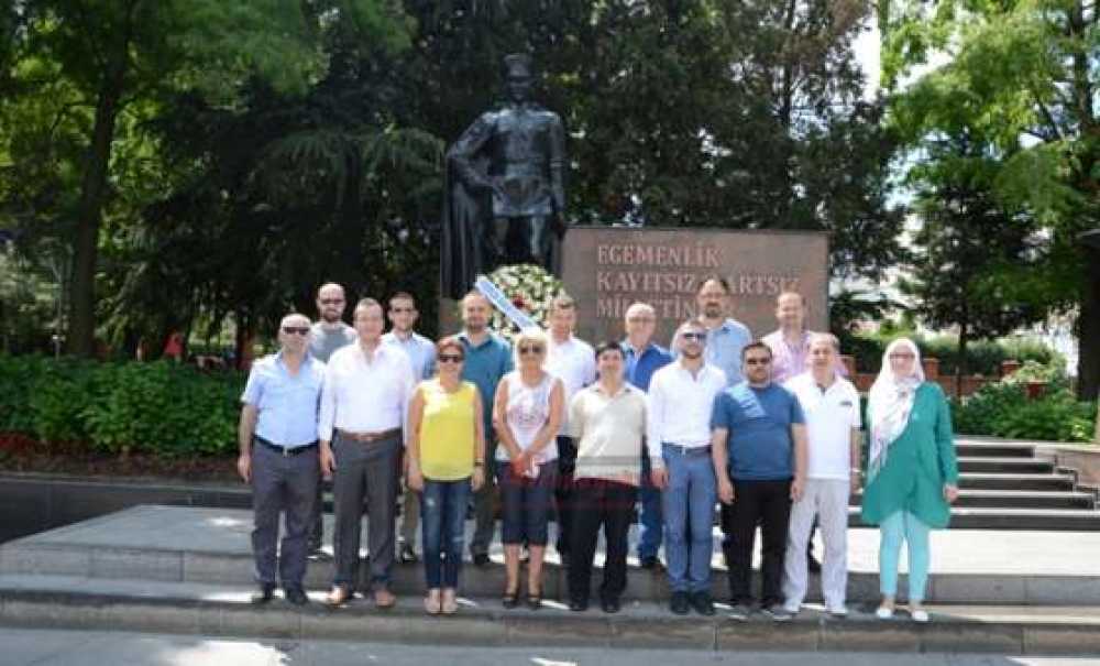 Çorlu Gazeteciler Derneği'nden Atatürk Anıtına Çelenk