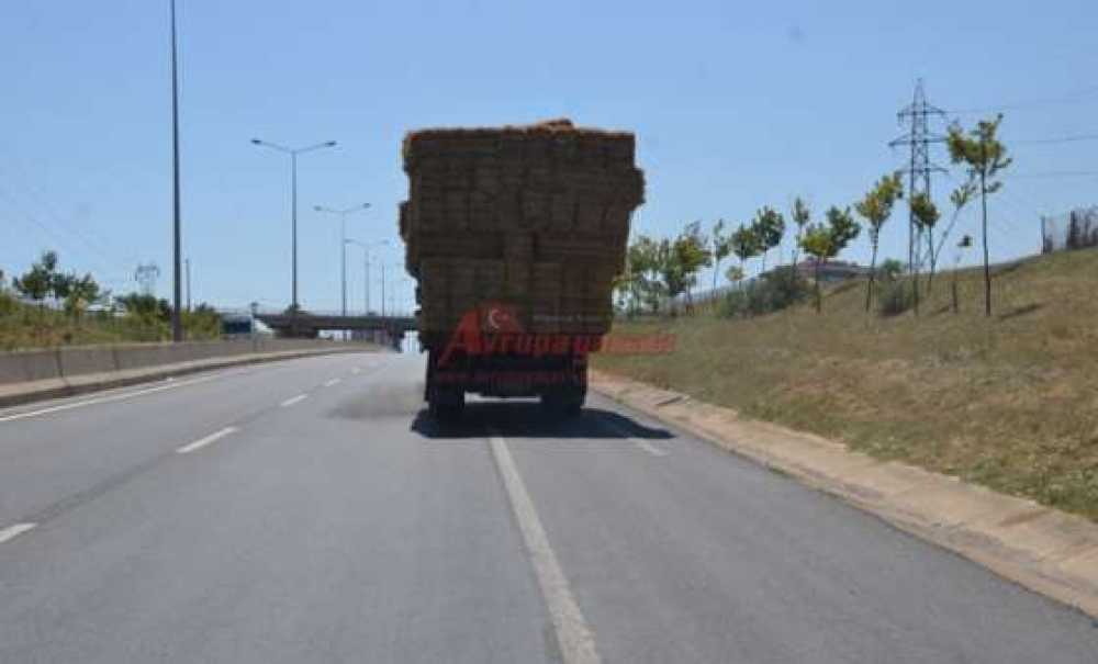 Saman Yüklü Kamyonlar Tehlike Saçmaya Devam Ediyor