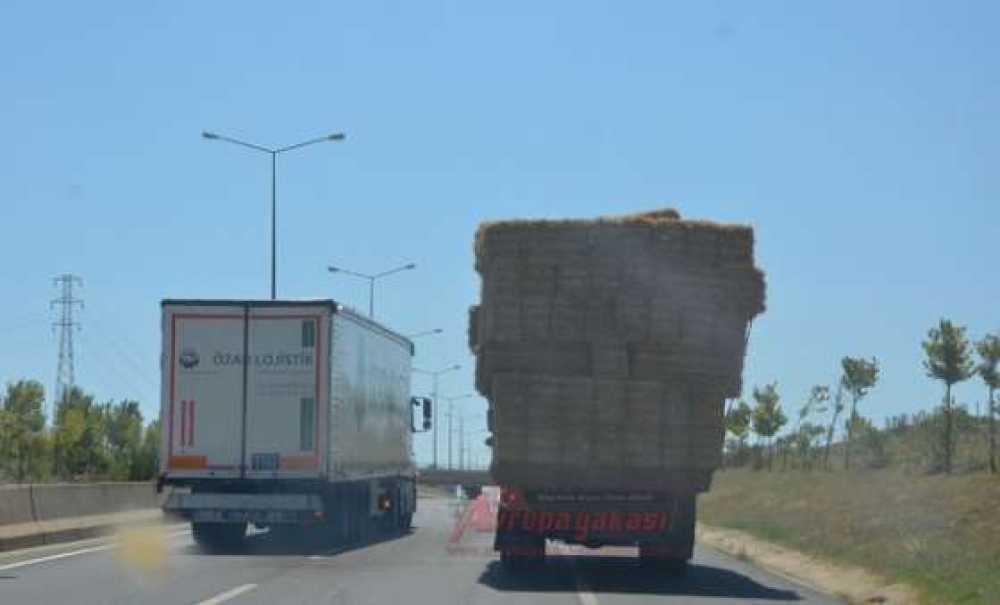 Saman Yüklü Kamyonlar Tehlike Saçmaya Devam Ediyor