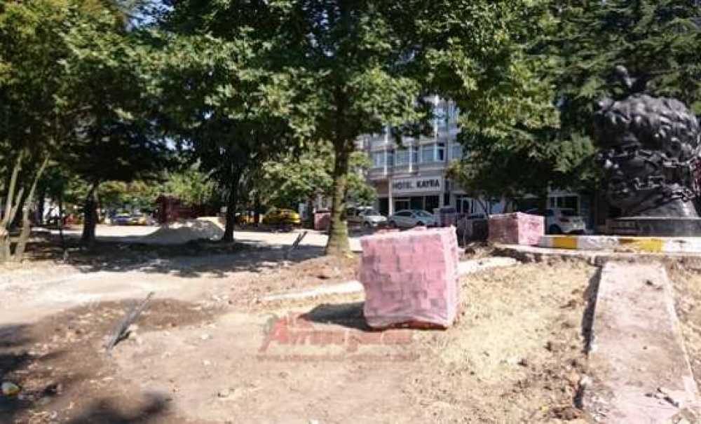 Uğur Mumcu Parkı`nda Düzenleme Çalışmaları Sürüyor