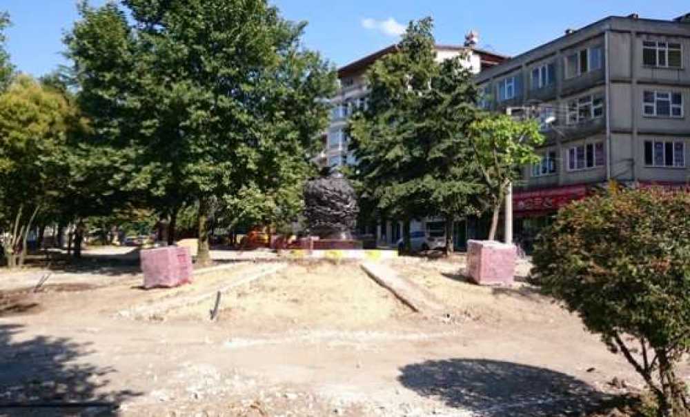 Uğur Mumcu Parkı`nda Düzenleme Çalışmaları Sürüyor