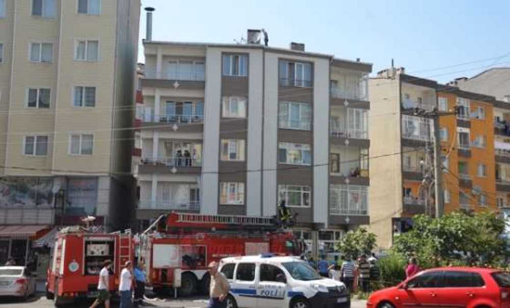 Alacaklı İşçi Çatıya Çıktı (Görüntülü Haber)