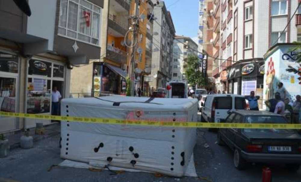 Alacaklı İşçi Çatıya Çıktı (Görüntülü Haber)