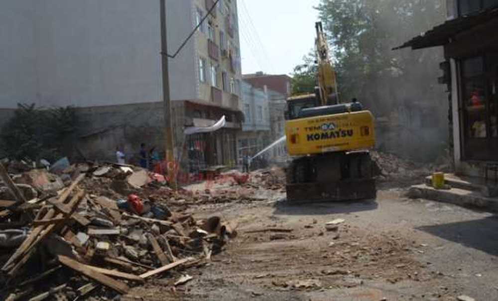 Metruk Ev Yıkıldı