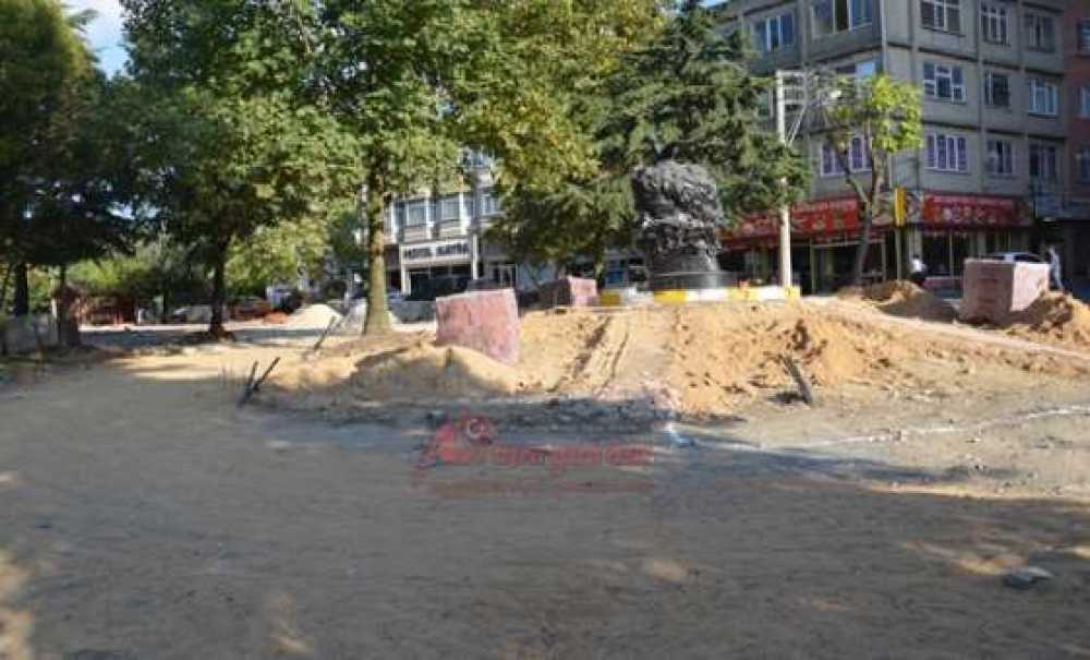 Uğur Mumcu Parkı Taş Yığını Oluyor