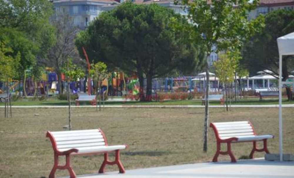 Akşamları Dolu, Gündüzleri Boş