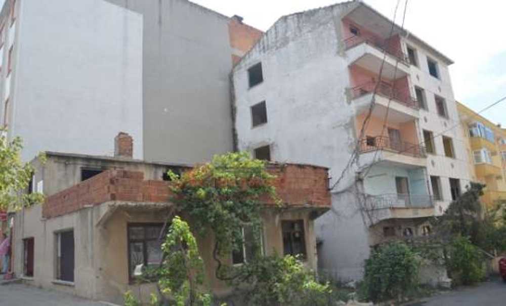 Metruk Evler Tehlike Saçıyor