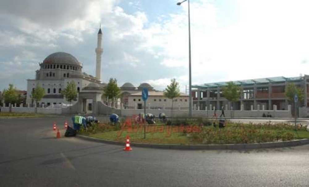 Park Ve Bahçeler Müdürlüğü Çalışmalarını Sürdürüyor