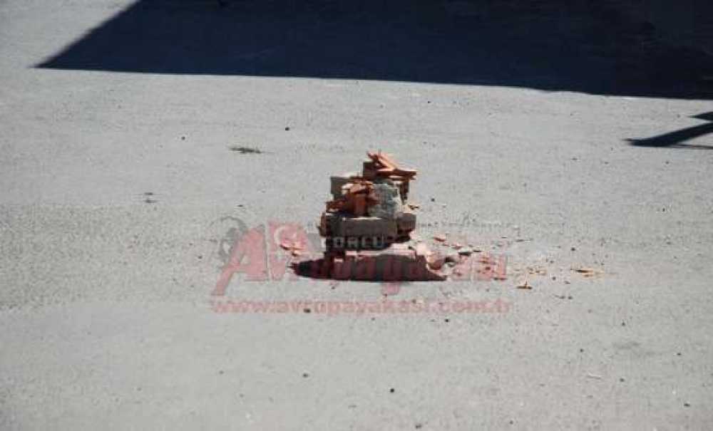Çöken Yola Taşlı Tuğlalı Tedbir