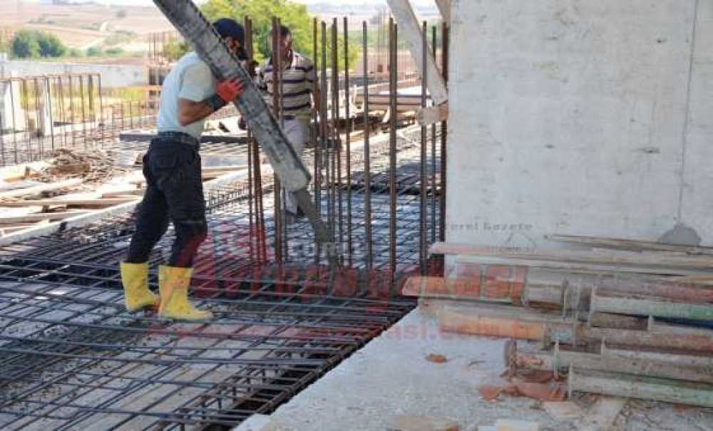 Kapalı Yüzme Havuzu İnşaatının Yapımı Sürüyor