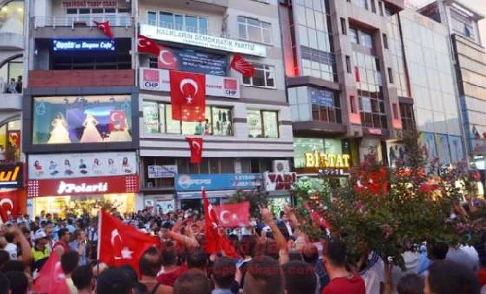 Çorlu'da Binlerce Kişi Hdp Önünde Toplandı (Görüntülü Haber)