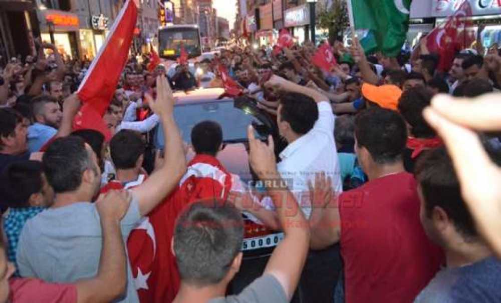 Korgeneral Erdoğan Kalabalığın Arasında Kaldı (Görüntülü Haber)