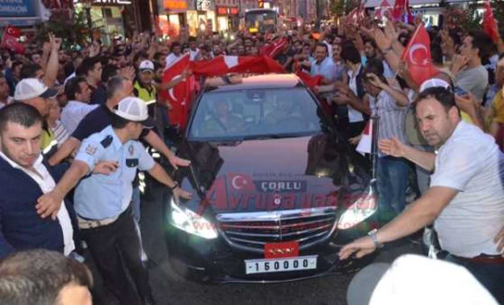 Korgeneral Erdoğan Kalabalığın Arasında Kaldı (Görüntülü Haber)