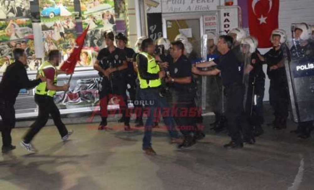 Çevik Kuvvetin Arasına Daldı (Görüntülü Haber)