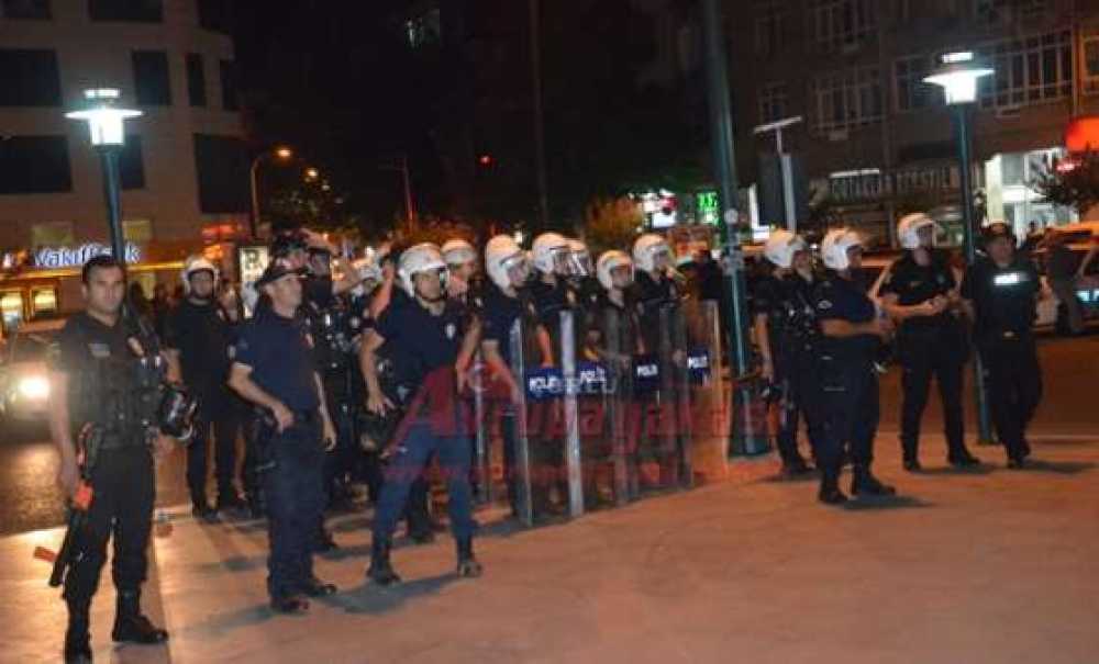 Çevik Kuvvetin Arasına Daldı (Görüntülü Haber)