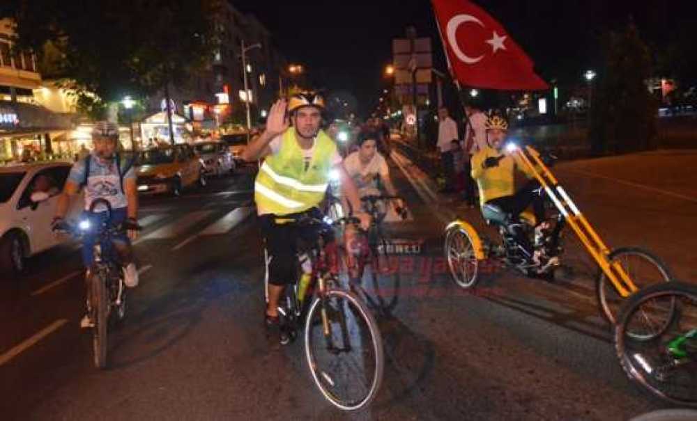 Bisikletçiler Teröre Lanet Okudu