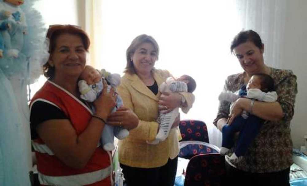 Kızılay Çorlu Şubesi Sevgi Bohçalarını Dağıtıyor