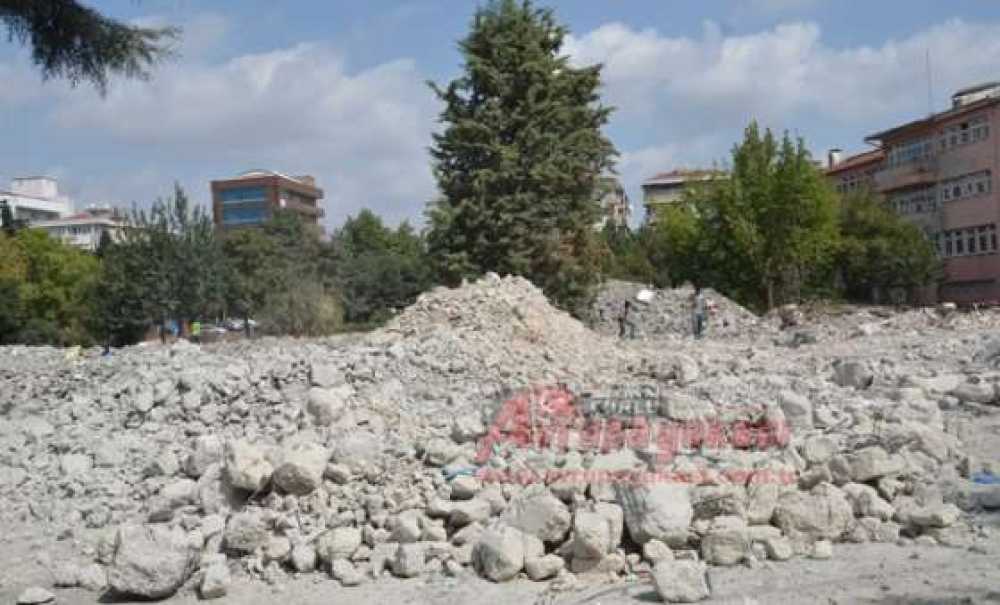 Hastane'nin Yıkım Çalışmaları Sürüyor