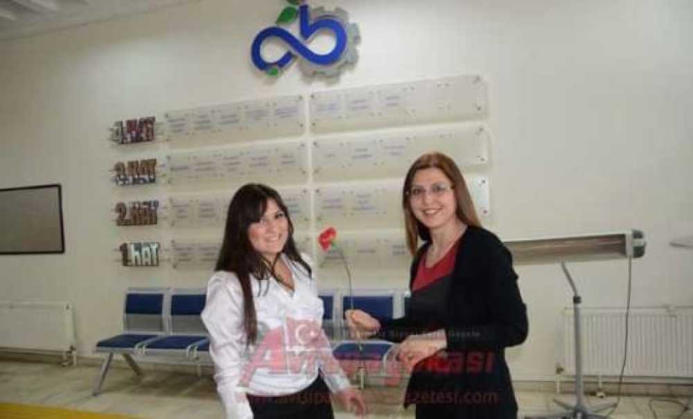 Çorlu Belediyesi'ne Gelen Kadınlara Çiçek