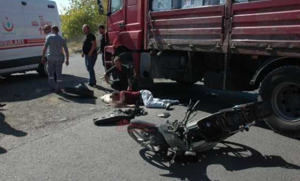 Kamyona Çarpan Motosikletin Sürücüsü Ağır Yaralandı