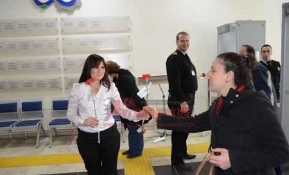 Çorlu Belediyesi'ne Gelen Kadınlara Çiçek