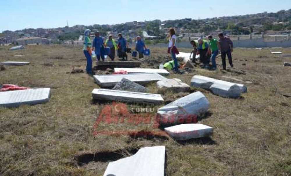 Yahudi Mezarlığında Hummalı Çalışma