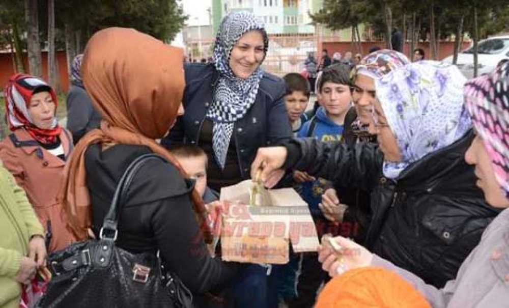 Ak Parti'den Kadınlara Hediye