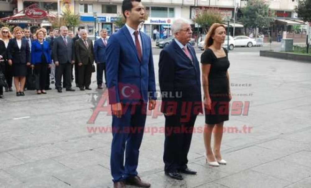 Atatürk Anıtına Çelenk Sunuldu