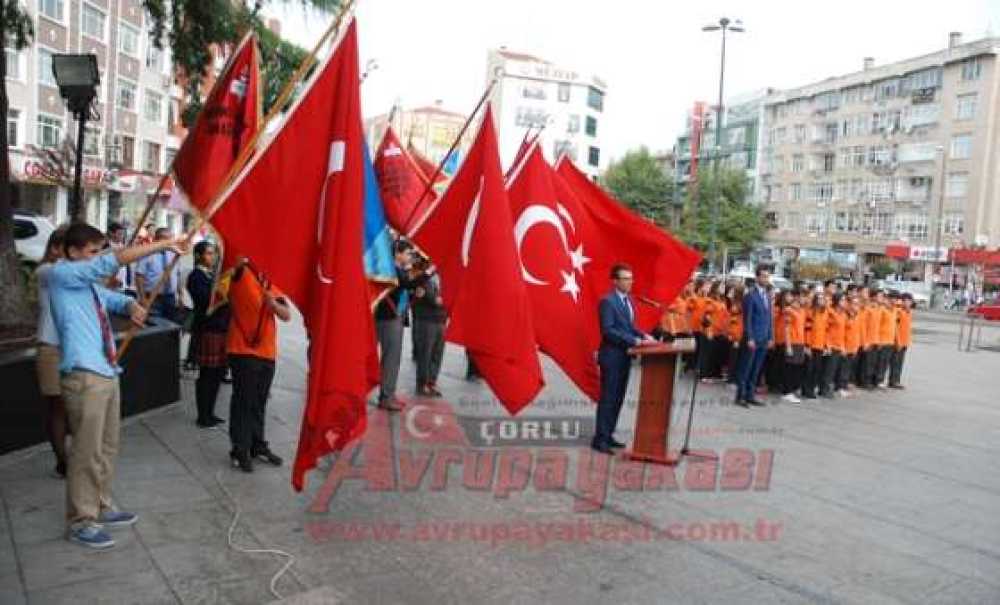 Atatürk Anıtına Çelenk Sunuldu