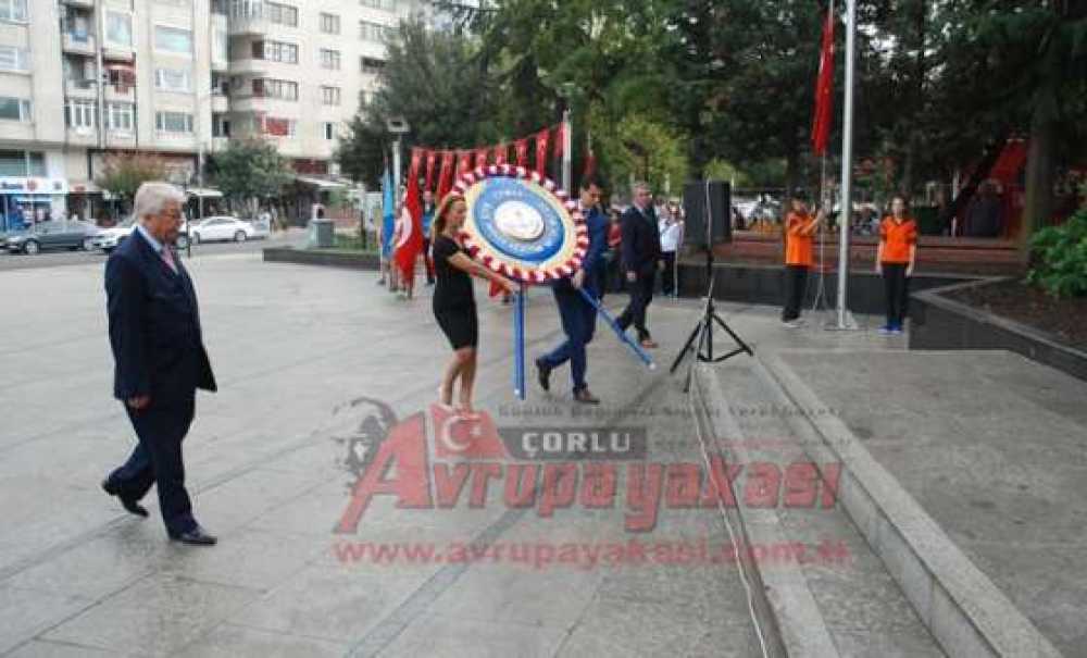 Atatürk Anıtına Çelenk Sunuldu