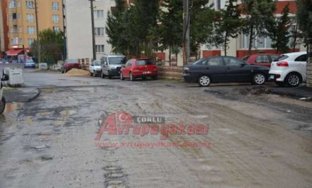 Bu Cadde Çamur İçinde