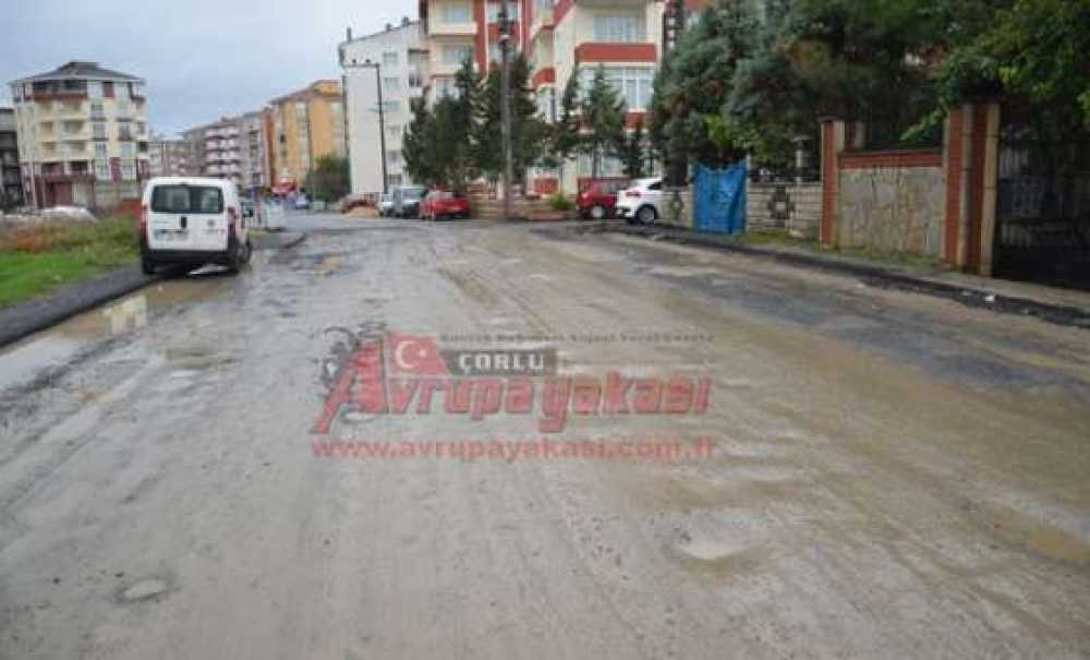 Bu Cadde Çamur İçinde