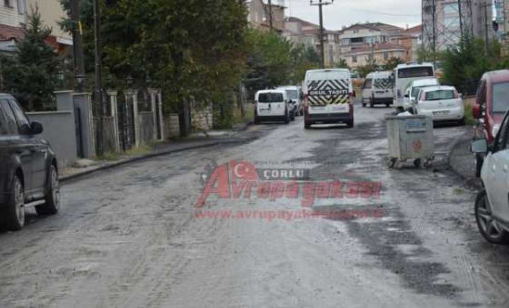 Bu Cadde Çamur İçinde