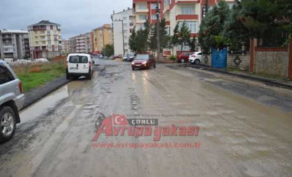 Bu Cadde Çamur İçinde