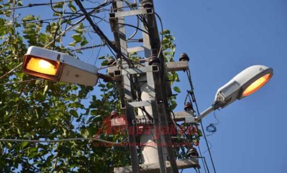 Sokak Aydınlatmaları Gündüz Bile Yanıyor