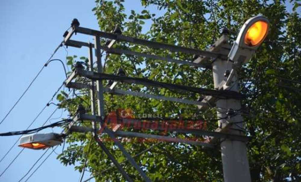 Sokak Aydınlatmaları Gündüz Bile Yanıyor