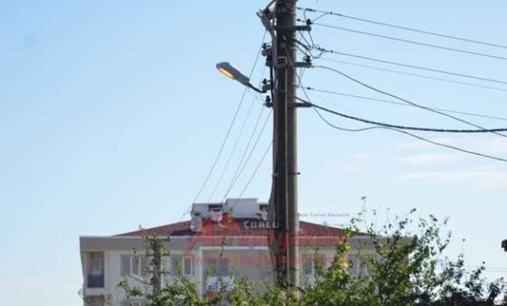 Sokak Aydınlatmaları Gündüz Bile Yanıyor