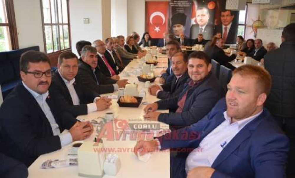 Ak Parti Adayı Akgün Muhtarlarla Bir Araya Geldi
