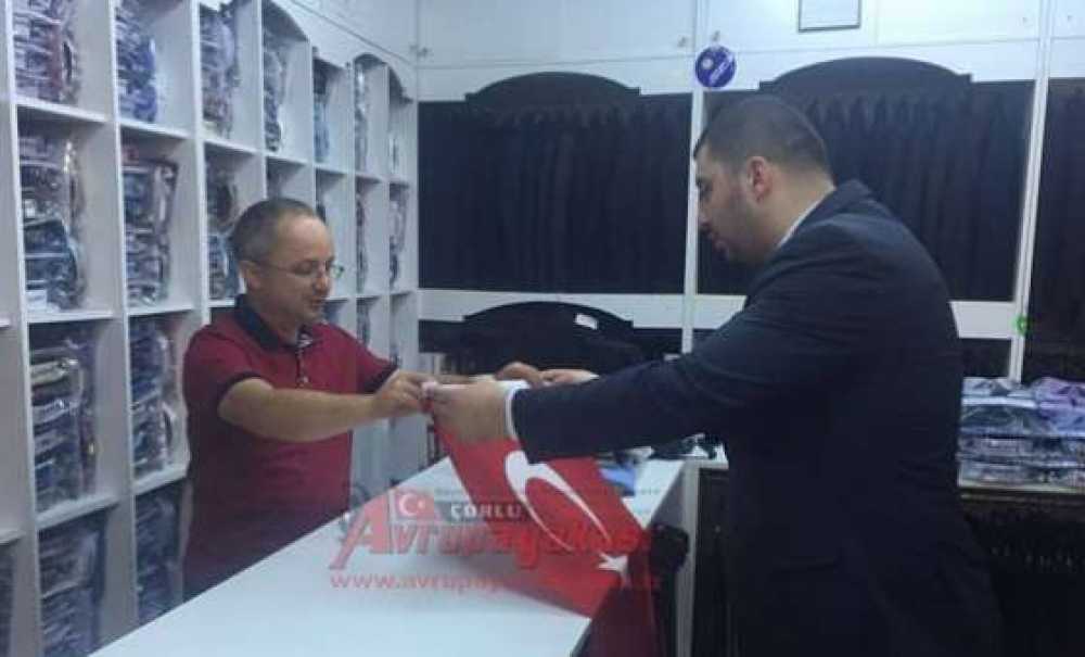 Çorlu Ülkü Ocakları'ndan Çorlu Esnafına Bayrak
