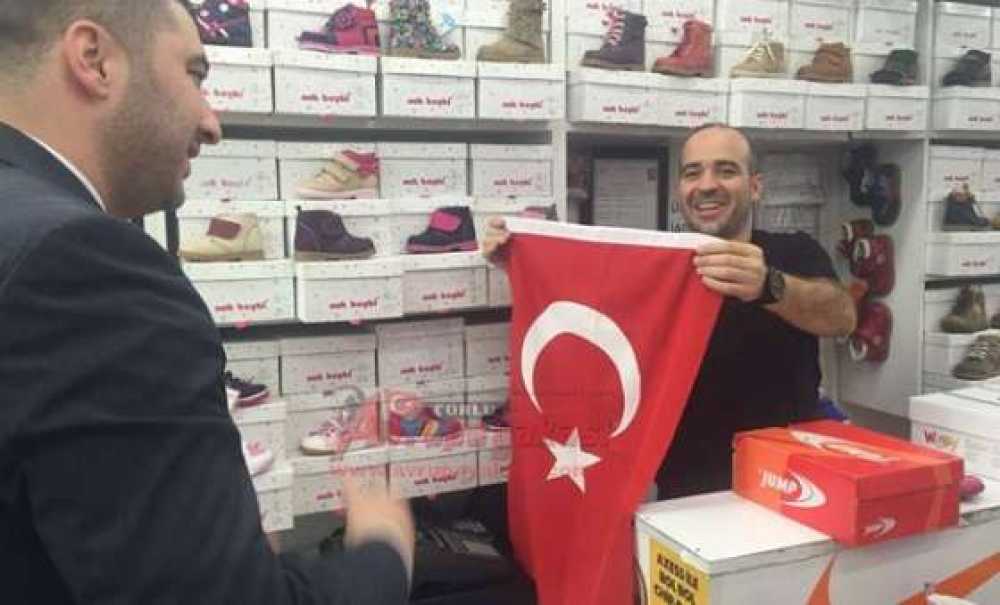 Çorlu Ülkü Ocakları'ndan Çorlu Esnafına Bayrak