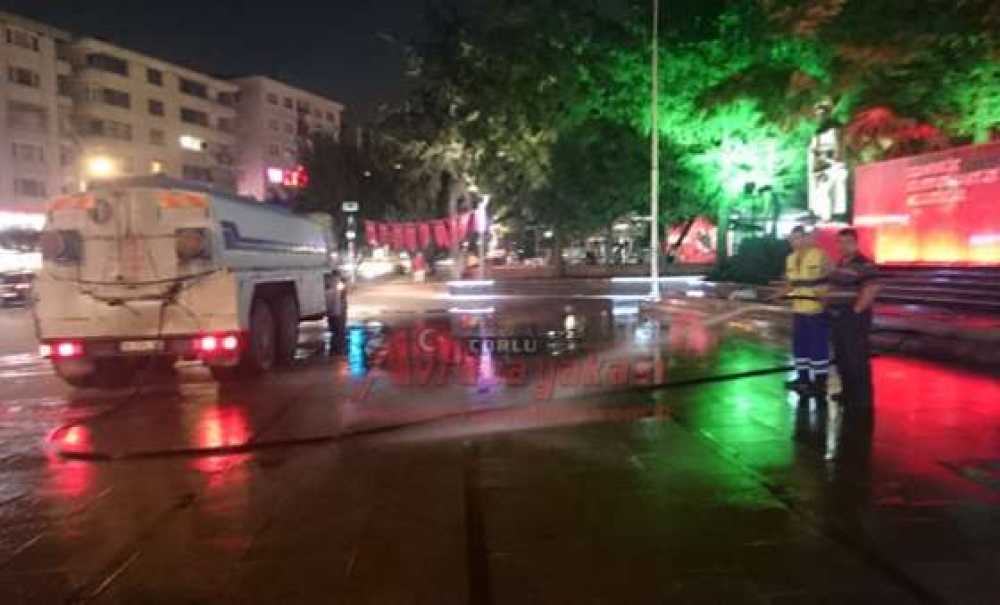 Atatürk Meydanı'nda Temizlik Çalışması