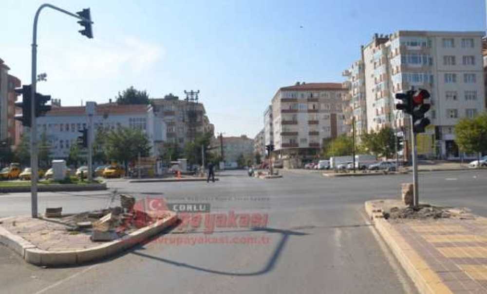 Kavşaklar İyileştirildi, Kaldırımlar Bozuldu