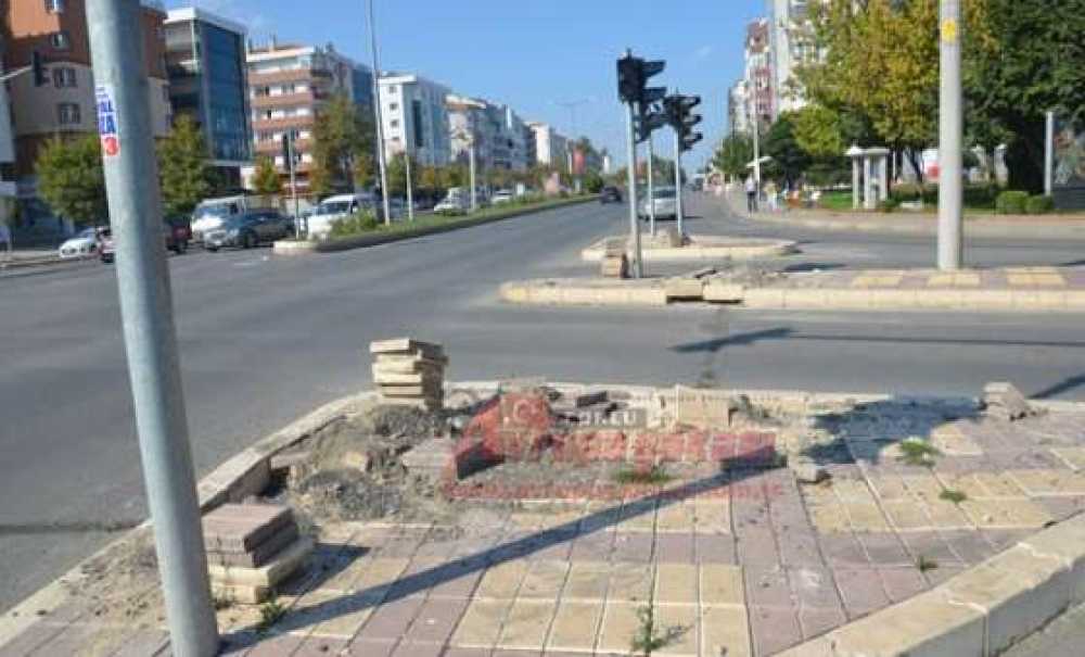 Kavşaklar İyileştirildi, Kaldırımlar Bozuldu