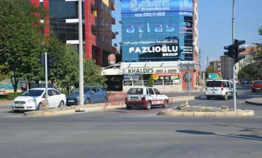Kavşaklar İyileştirildi, Kaldırımlar Bozuldu