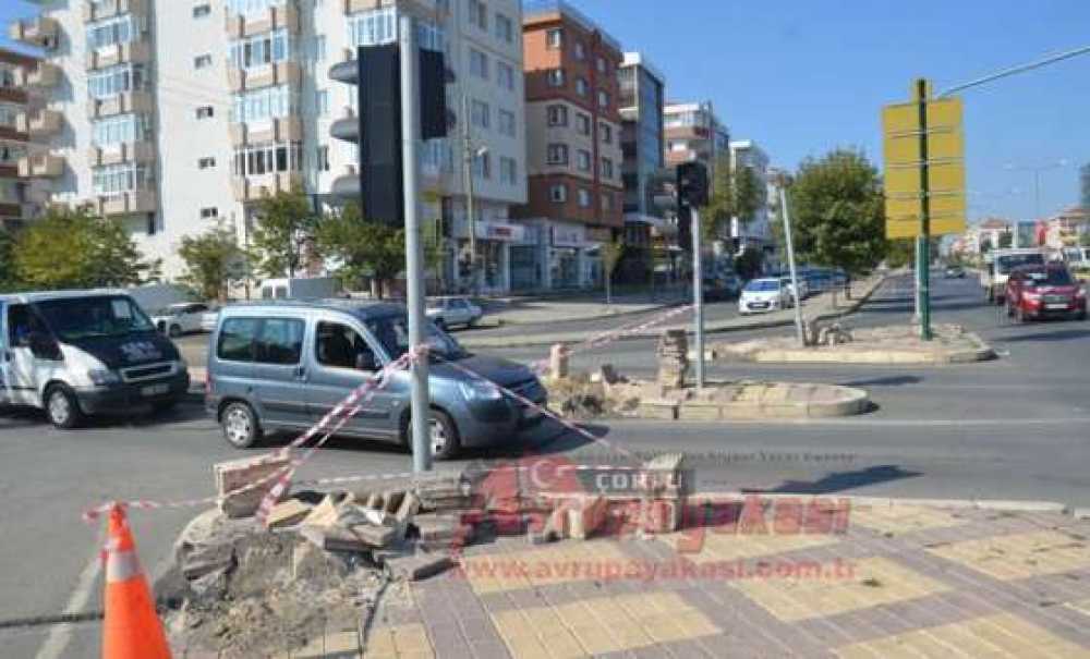 Kavşaklar İyileştirildi, Kaldırımlar Bozuldu
